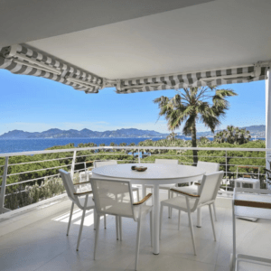 CANNES | Croisette | 4-room 110m2 renovated apartment | 6th Floor