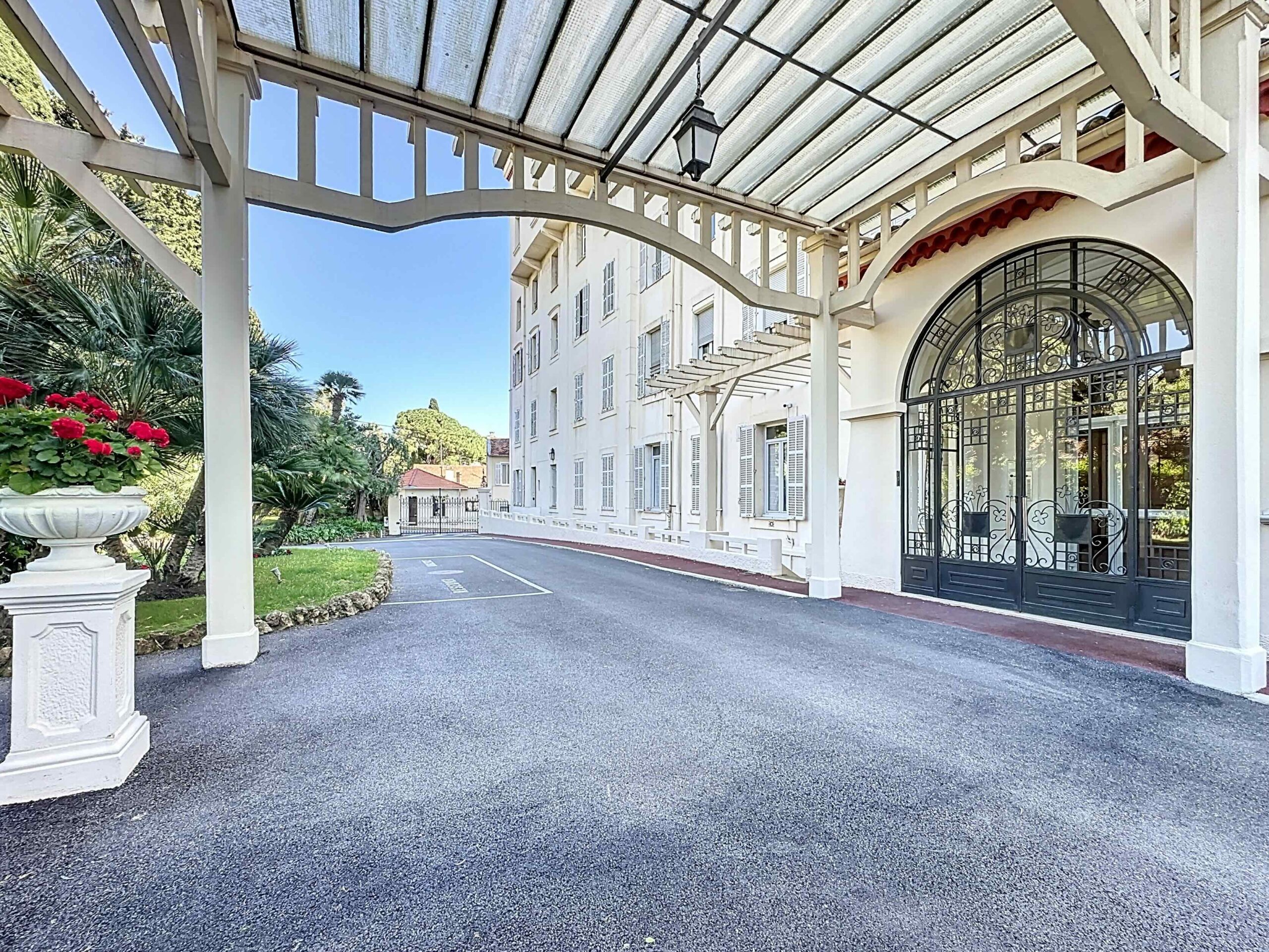 CANNES | Montrose | Bourgeois apartment of 339 m2 on the ground floor – Image 5