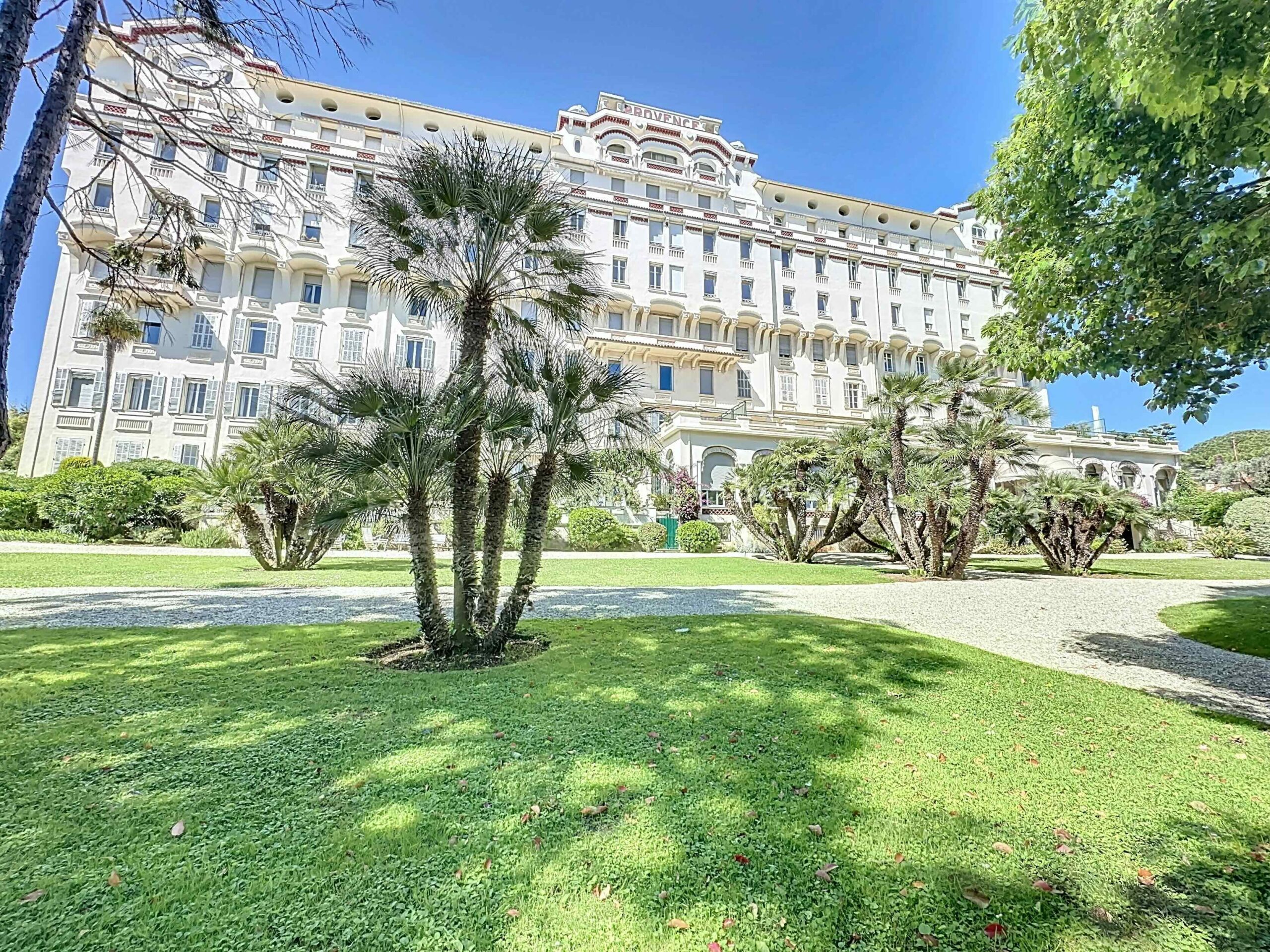 CANNES | Montrose | Bourgeois apartment of 339 m2 on the ground floor