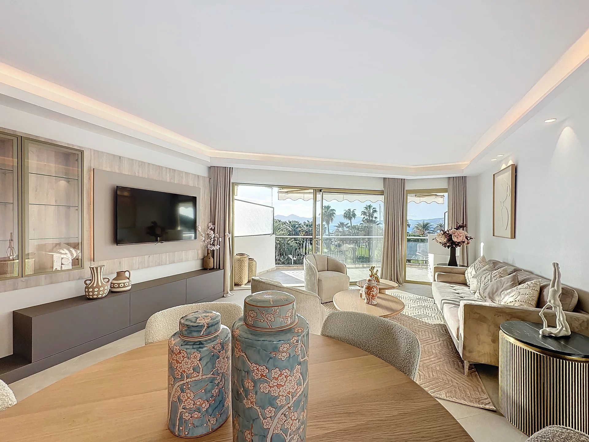 CANNES | Croisette | 4-room 107m2 | Terrace 12m2 | Sea View – Image 2