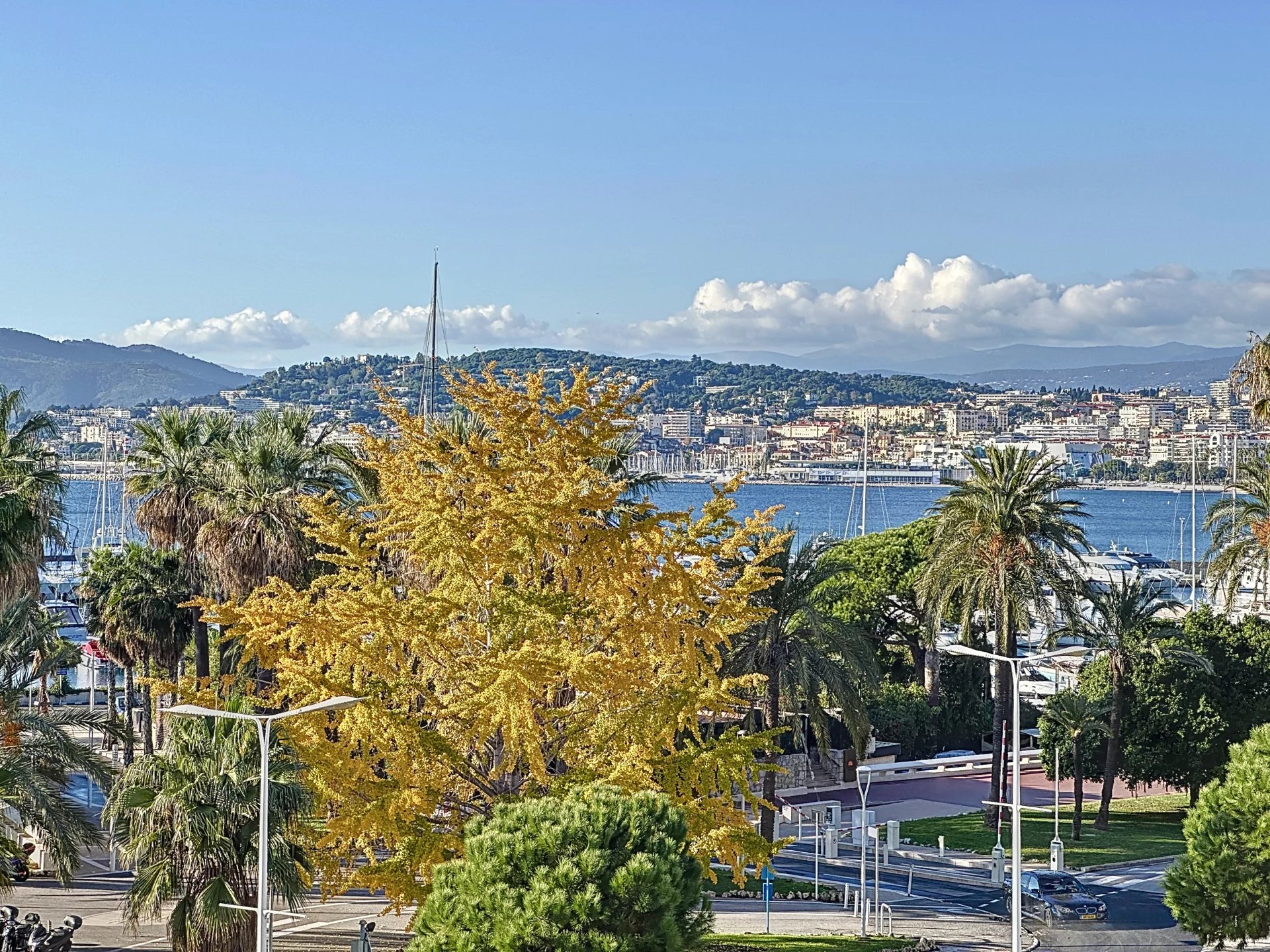CANNES | Croisette | 4-room 107m2 | Terrace 12m2 | Sea View