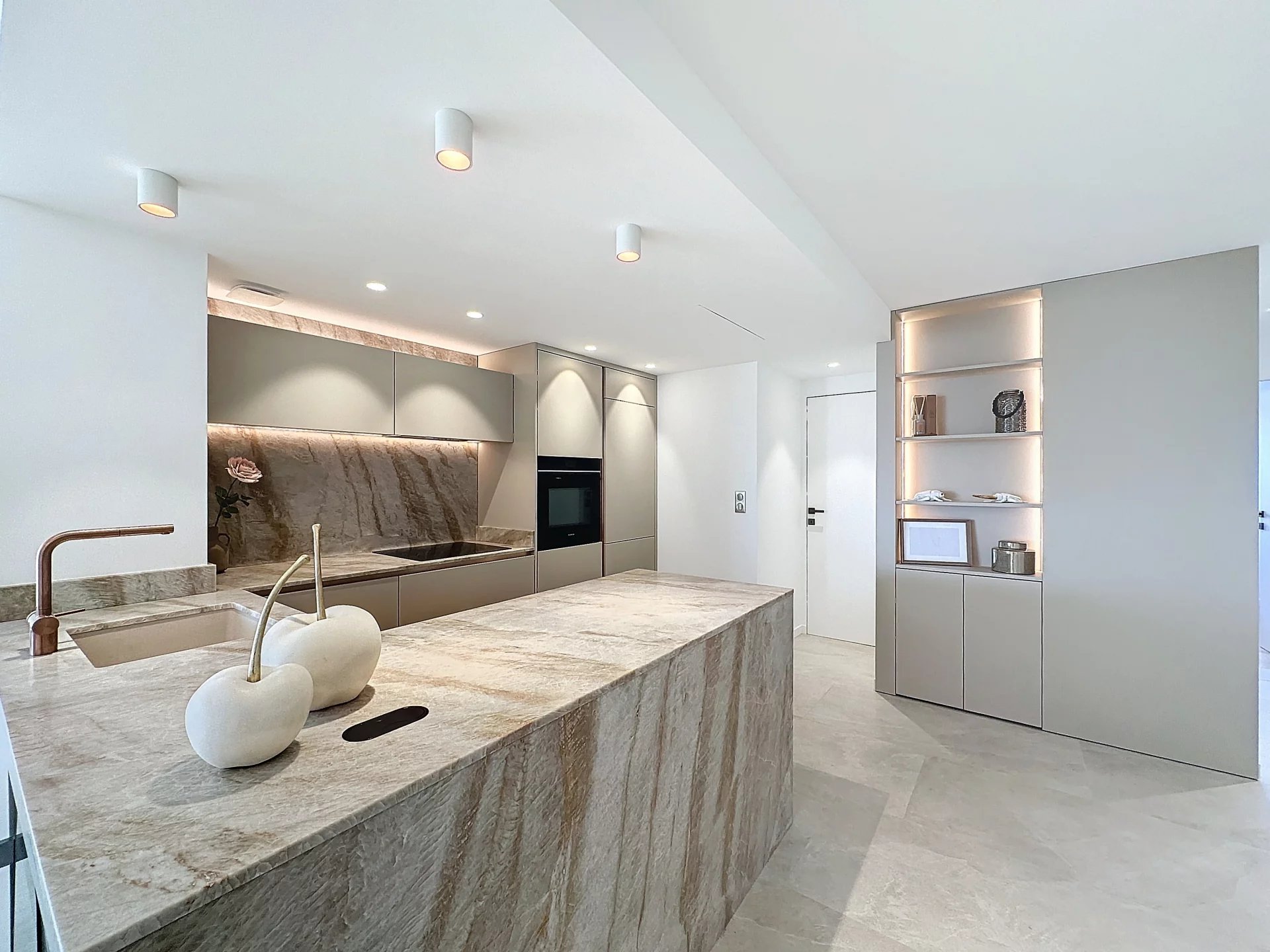 CANNES | Croisette | 4-room 107m2 | Terrace 12m2 | Sea View – Image 11