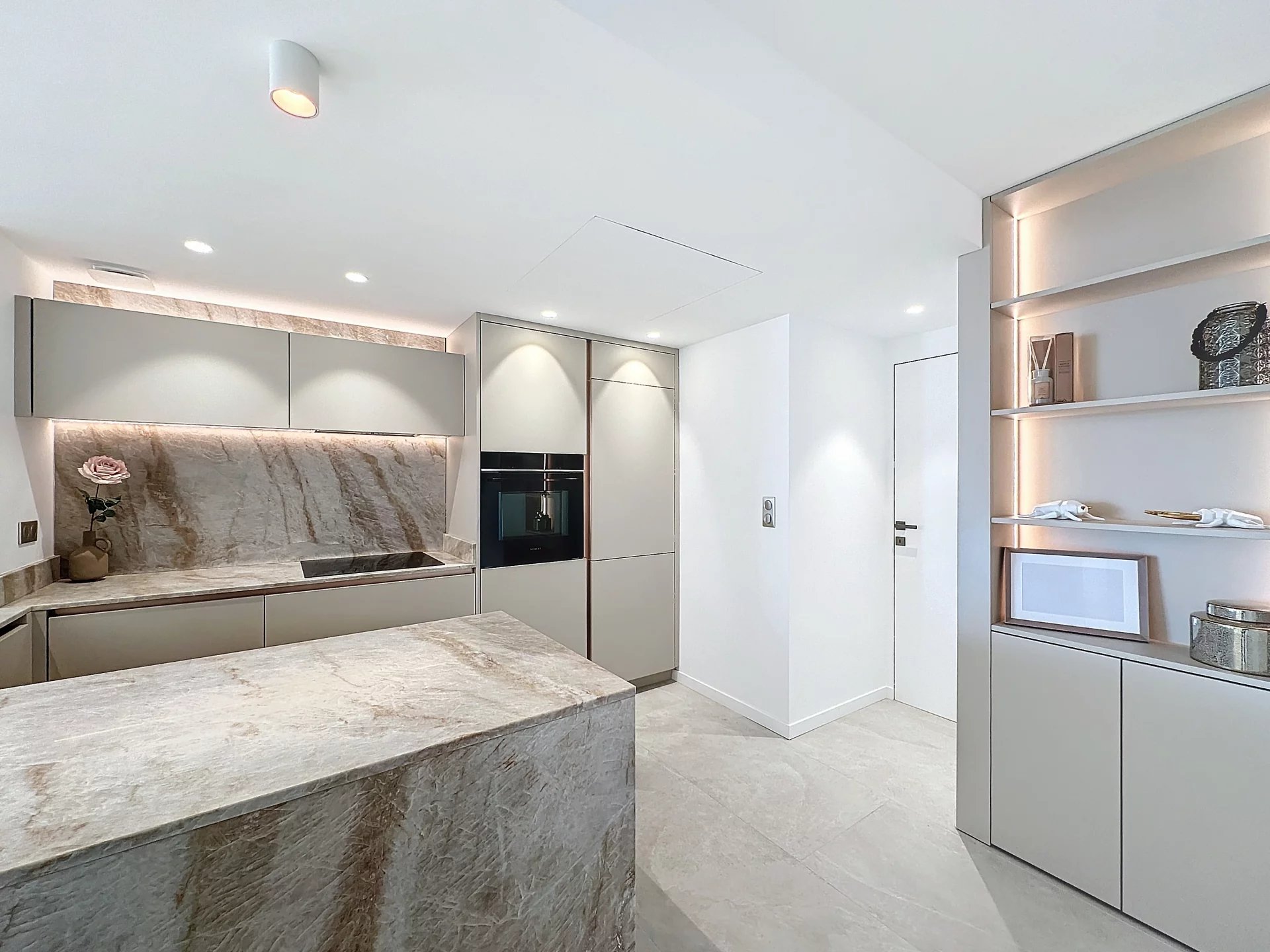 CANNES | Croisette | 4-room 107m2 | Terrace 12m2 | Sea View – Image 10