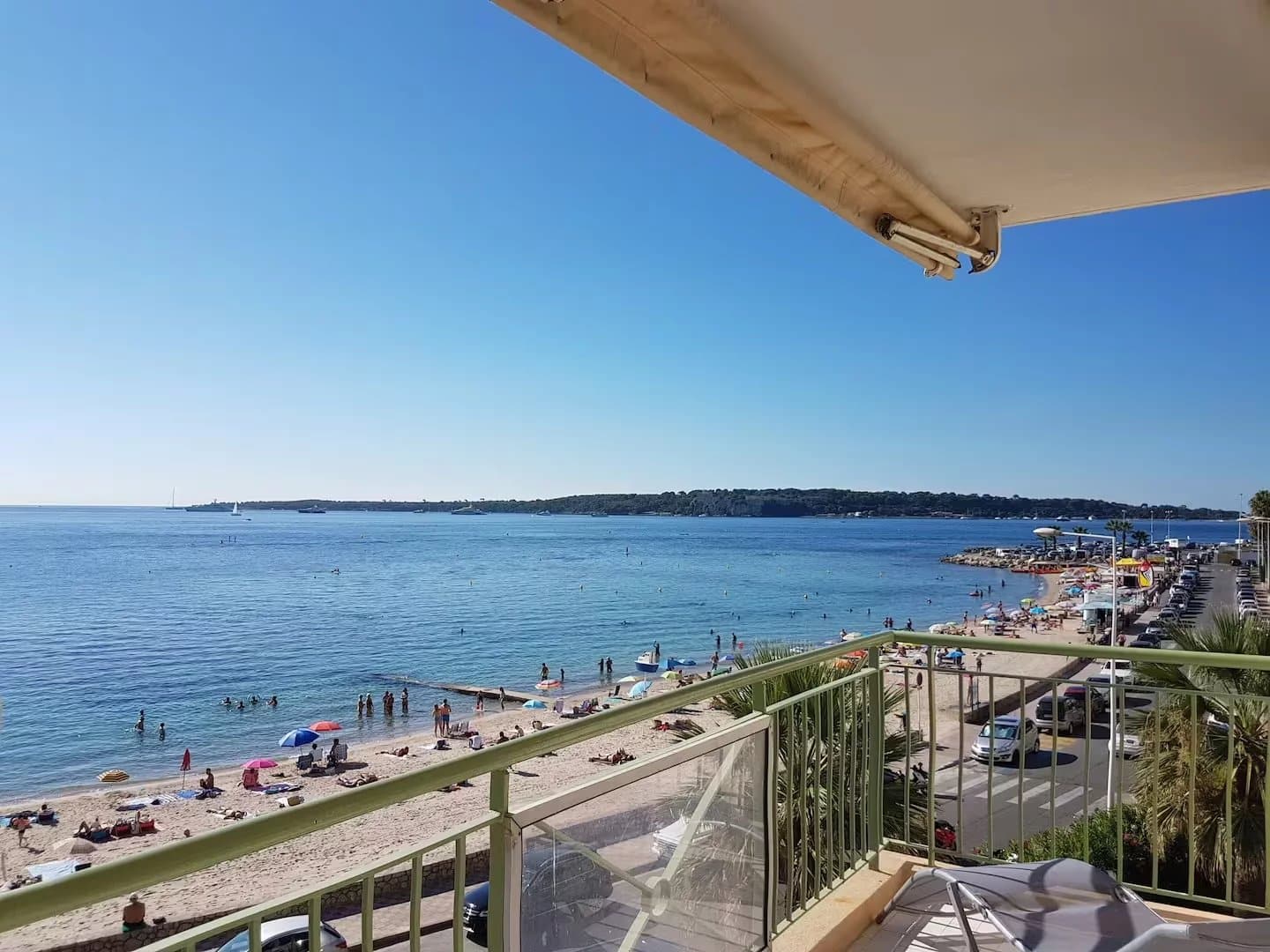 CANNES | Palm Beach | Moure Rouge | 4-room 80m2 Apartment with Terrace 15m2 | Seafront | Parking