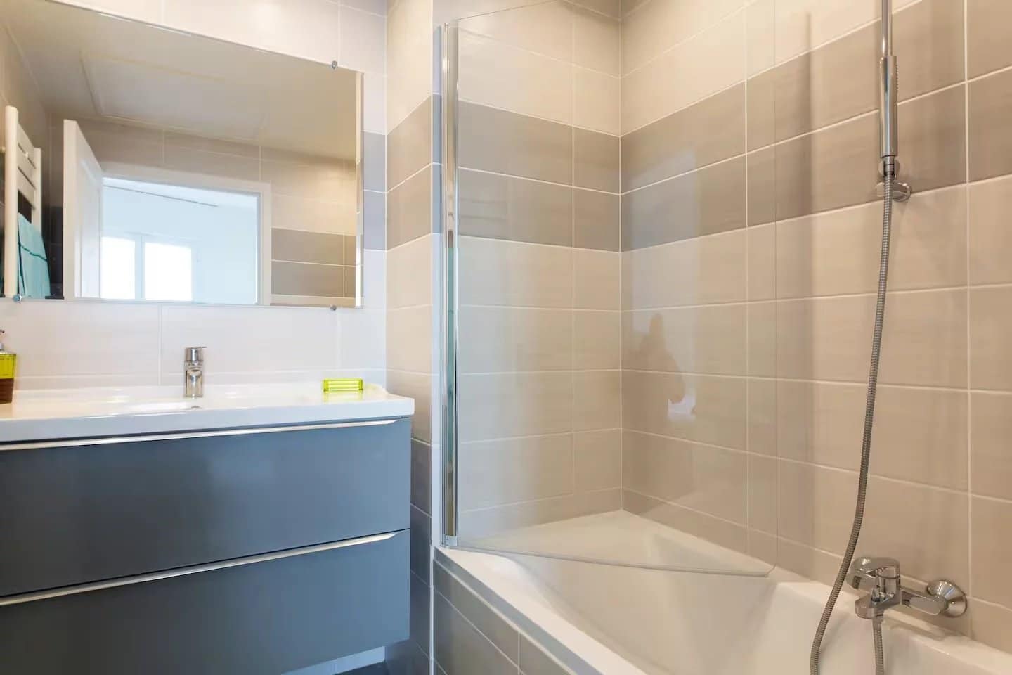 CANNES | Palm Beach | Moure Rouge | 4-room 80m2 Apartment with Terrace 15m2 | Seafront | Parking – Image 3