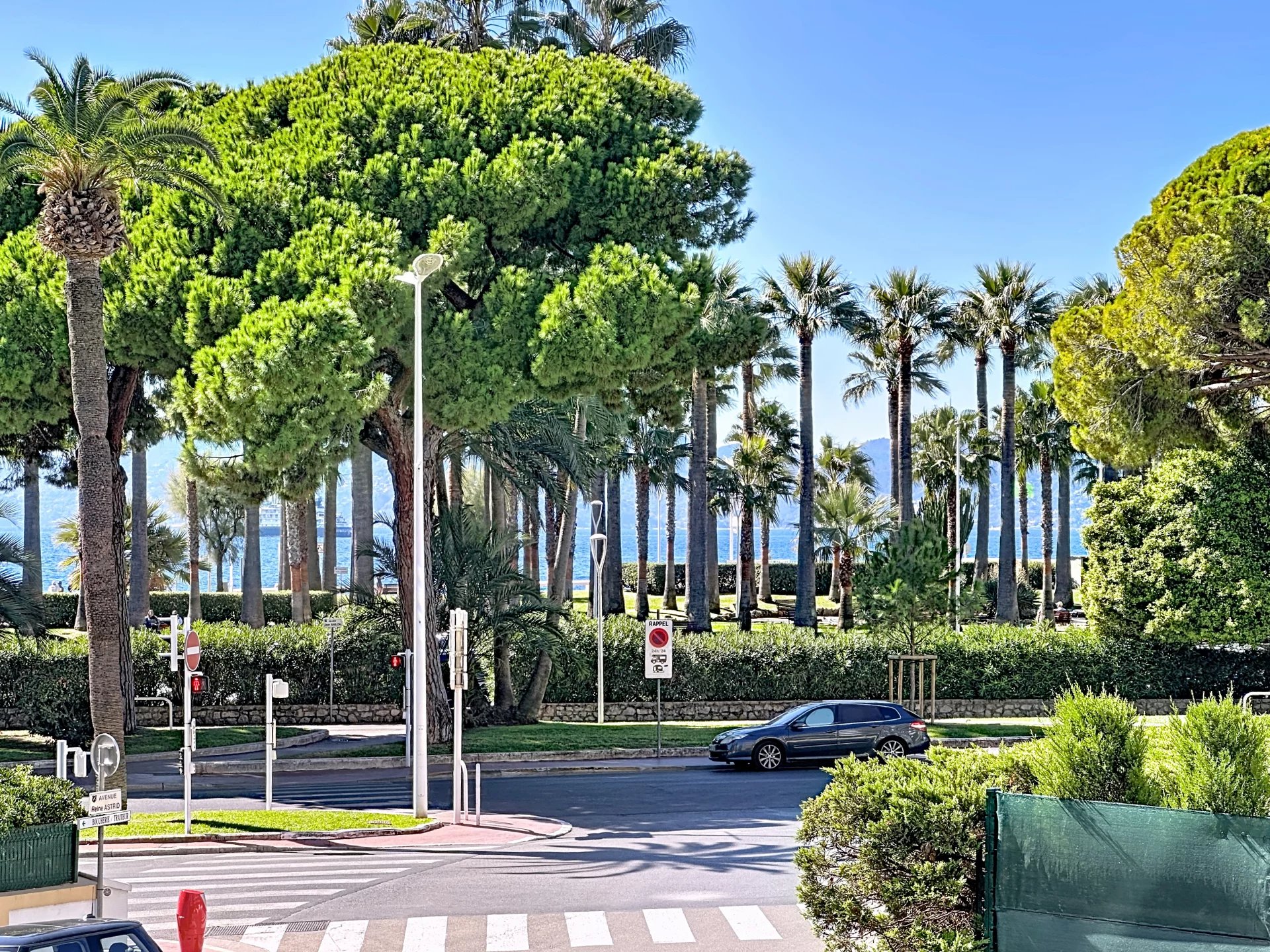 CANNES | Croisette Palm Beach | 3-Room apartment of 86 m2 + 19 m2 Terrace | Parking | Sea View