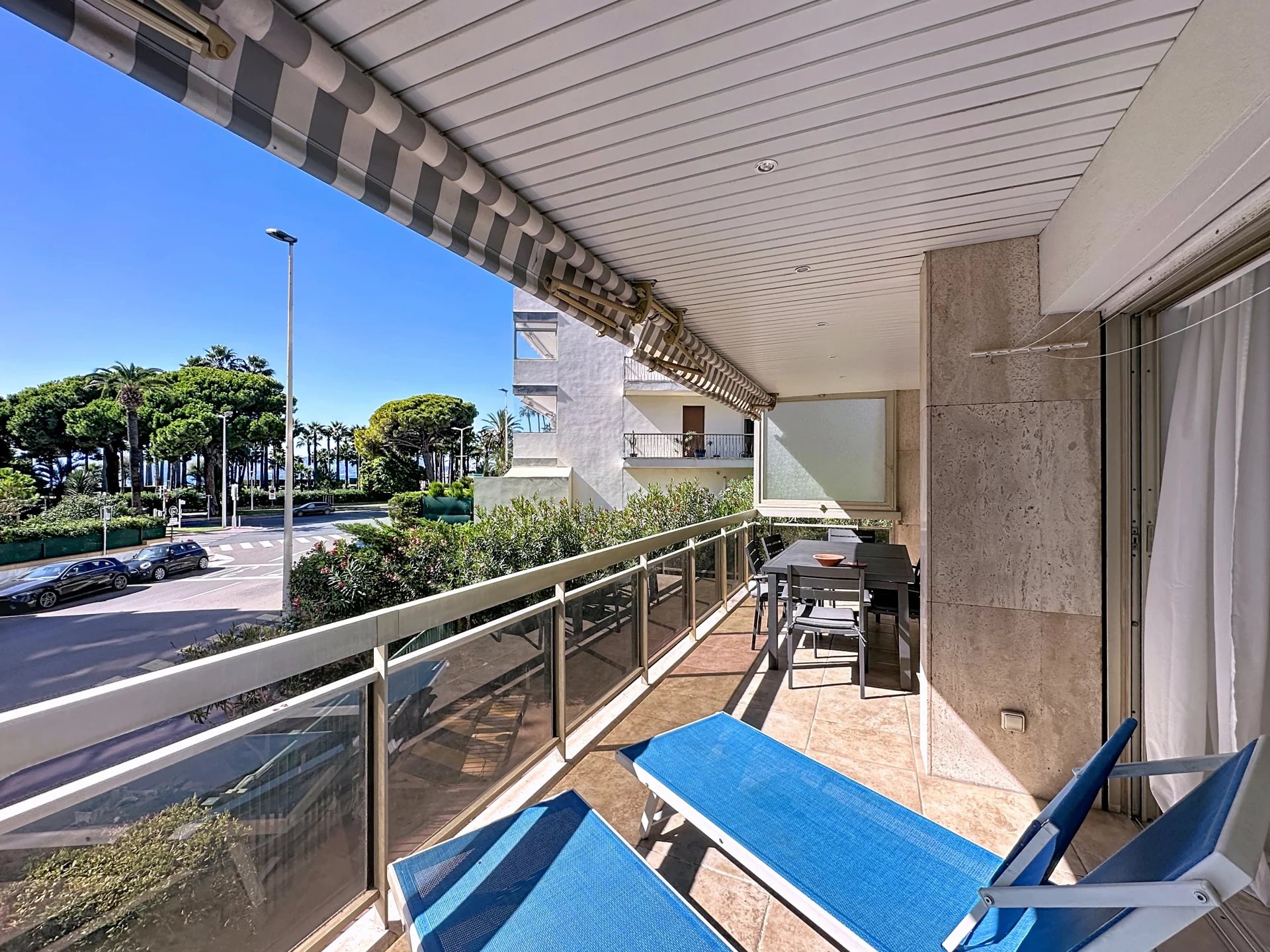 CANNES | Croisette Palm Beach | 3-Room apartment of 86 m2 + 19 m2 Terrace | Parking | Sea View – Image 2