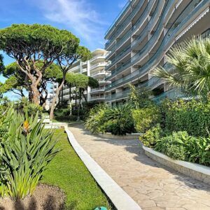 CANNES | Croisette | 67m2 Apartment with 11m2 Balcony | Cellar