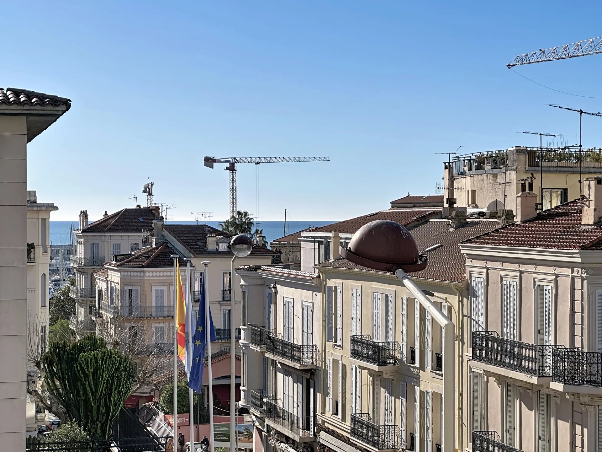 CANNES | Forville Market | Spacious South-Facing 4-room Apartment