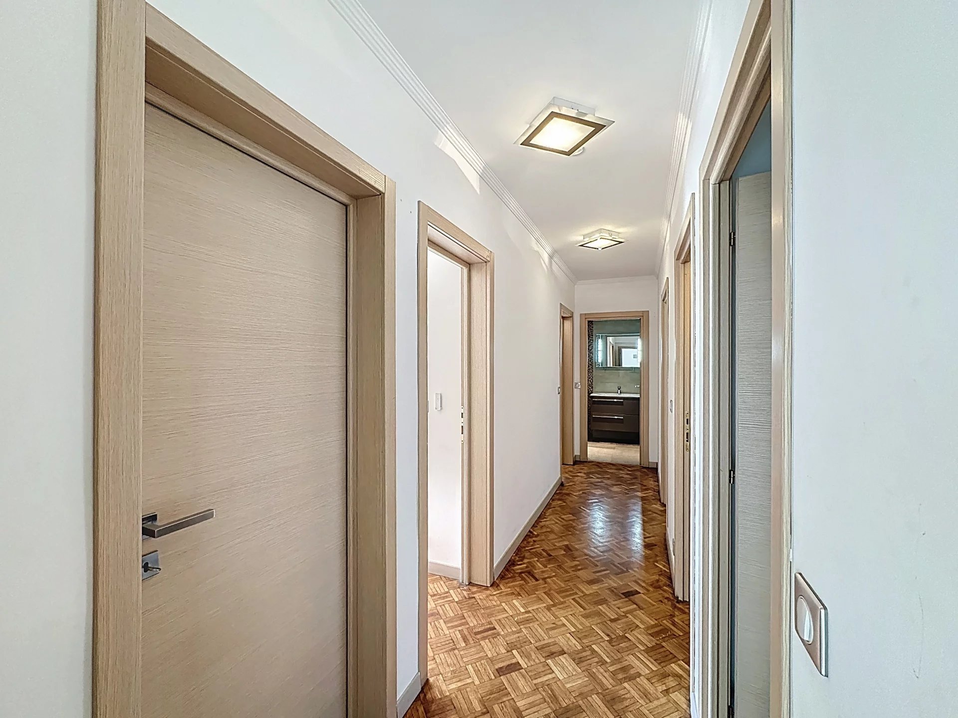 CANNES | Forville Market | Spacious South-Facing 4-room Apartment – Image 11