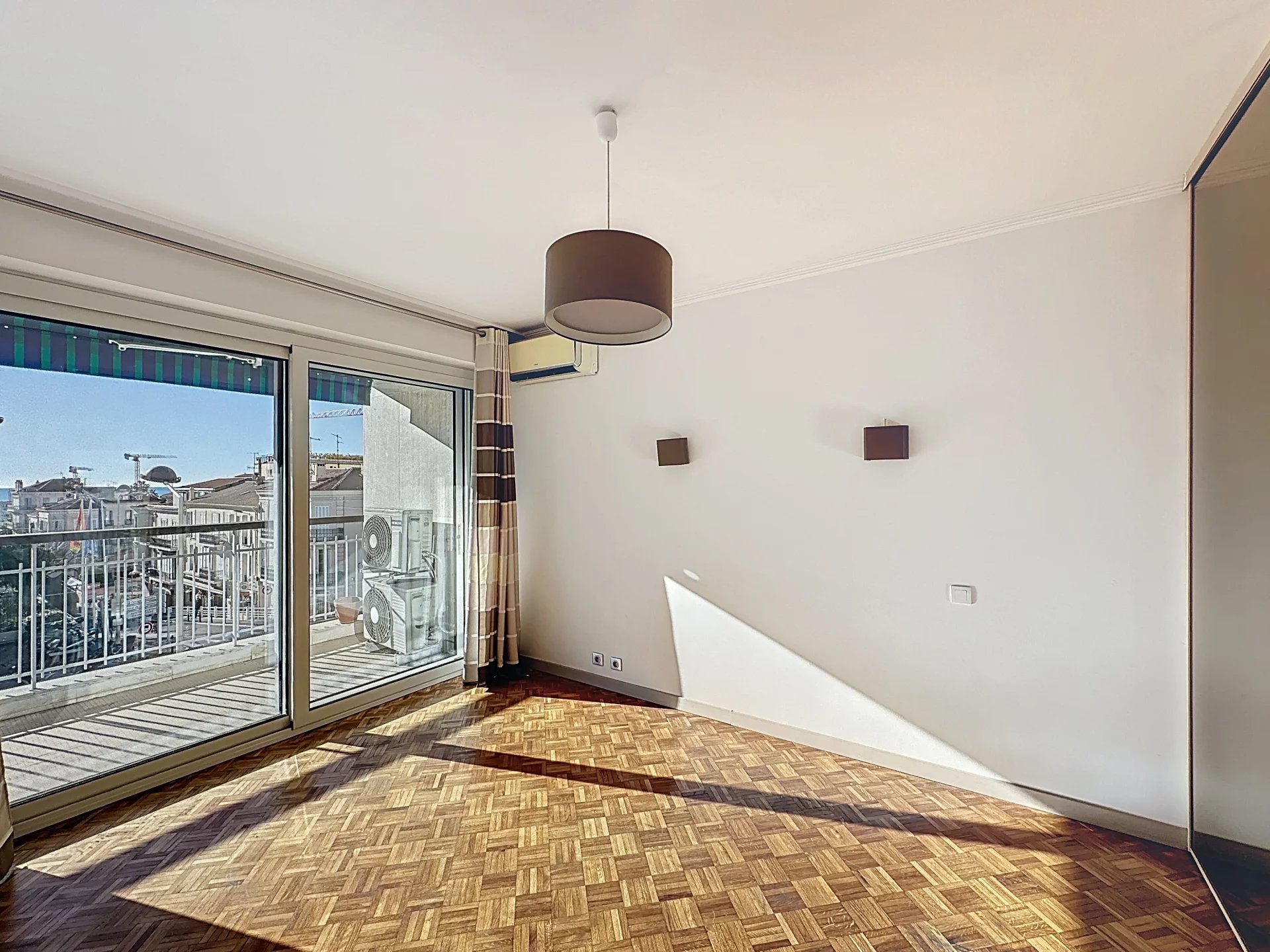 CANNES | Forville Market | Spacious South-Facing 4-room Apartment – Image 10