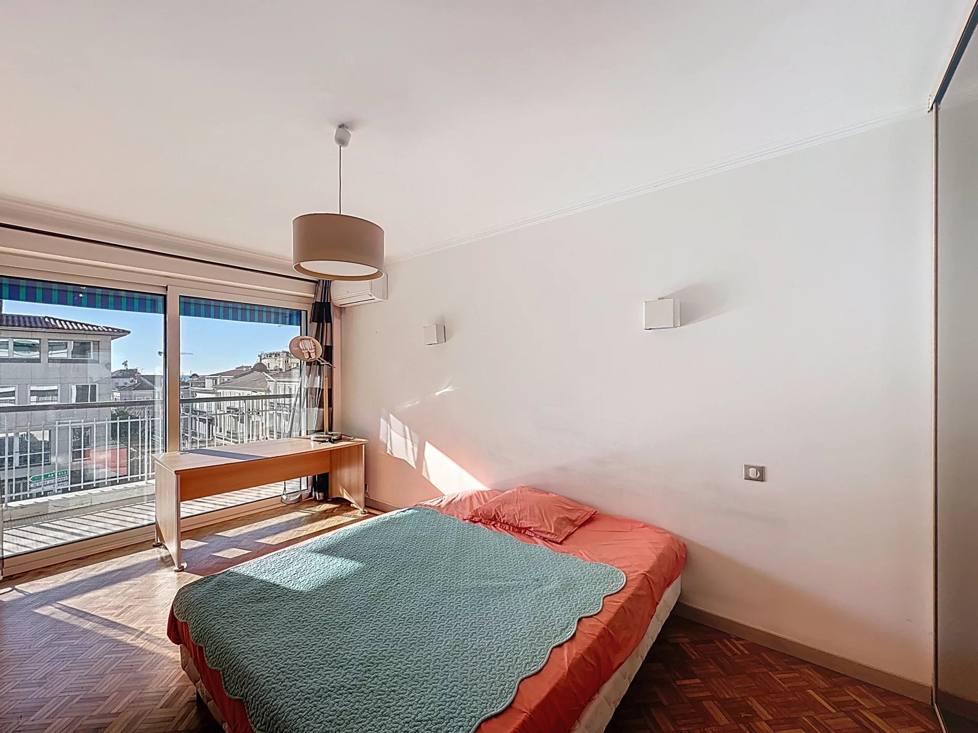 CANNES | Forville Market | Spacious South-Facing 4-room Apartment – Image 9