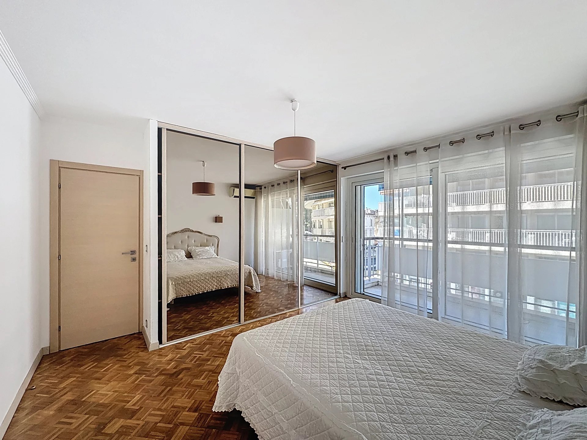 CANNES | Forville Market | Spacious South-Facing 4-room Apartment – Image 7