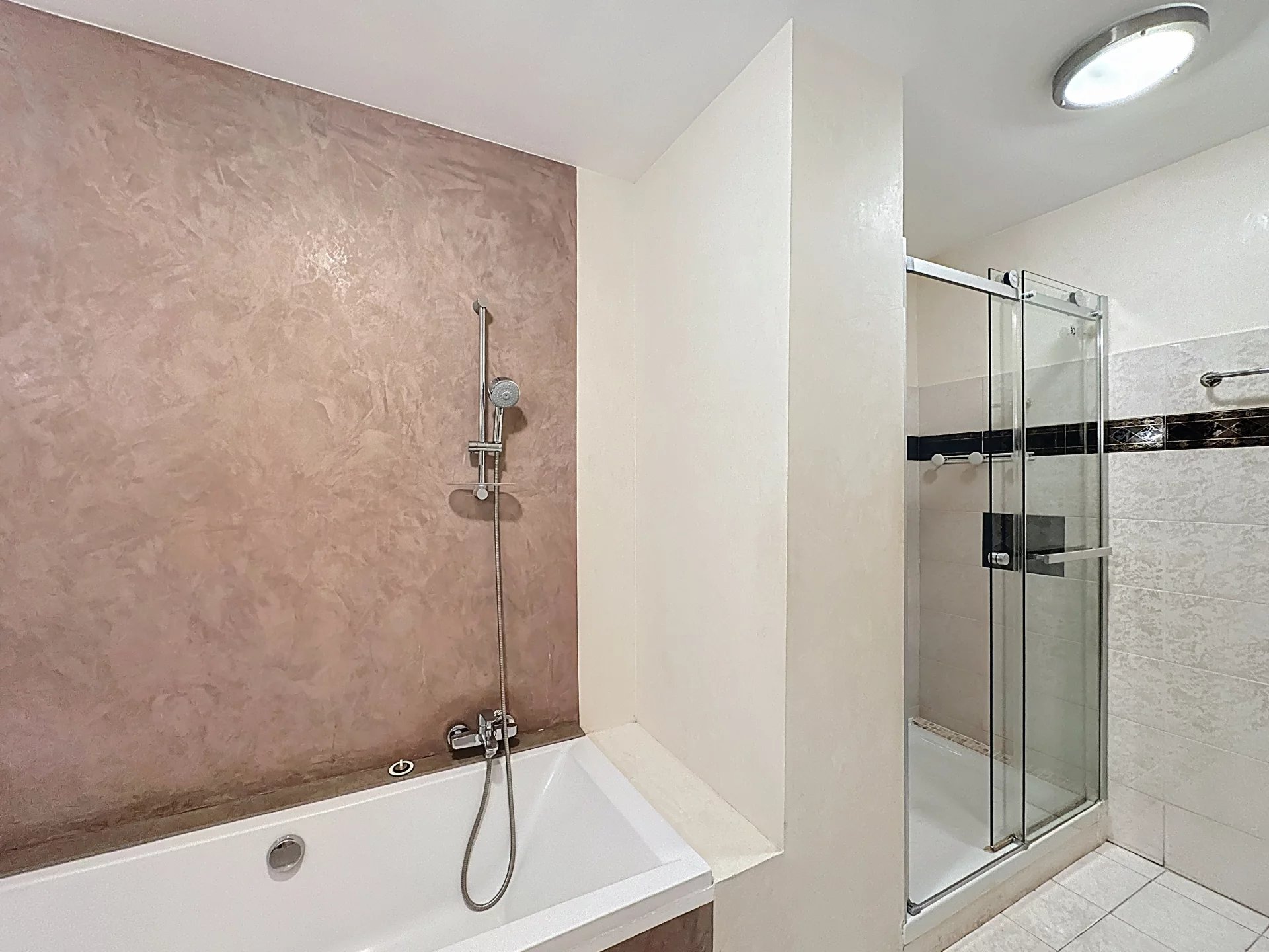 CANNES | Forville Market | Spacious South-Facing 4-room Apartment – Image 5