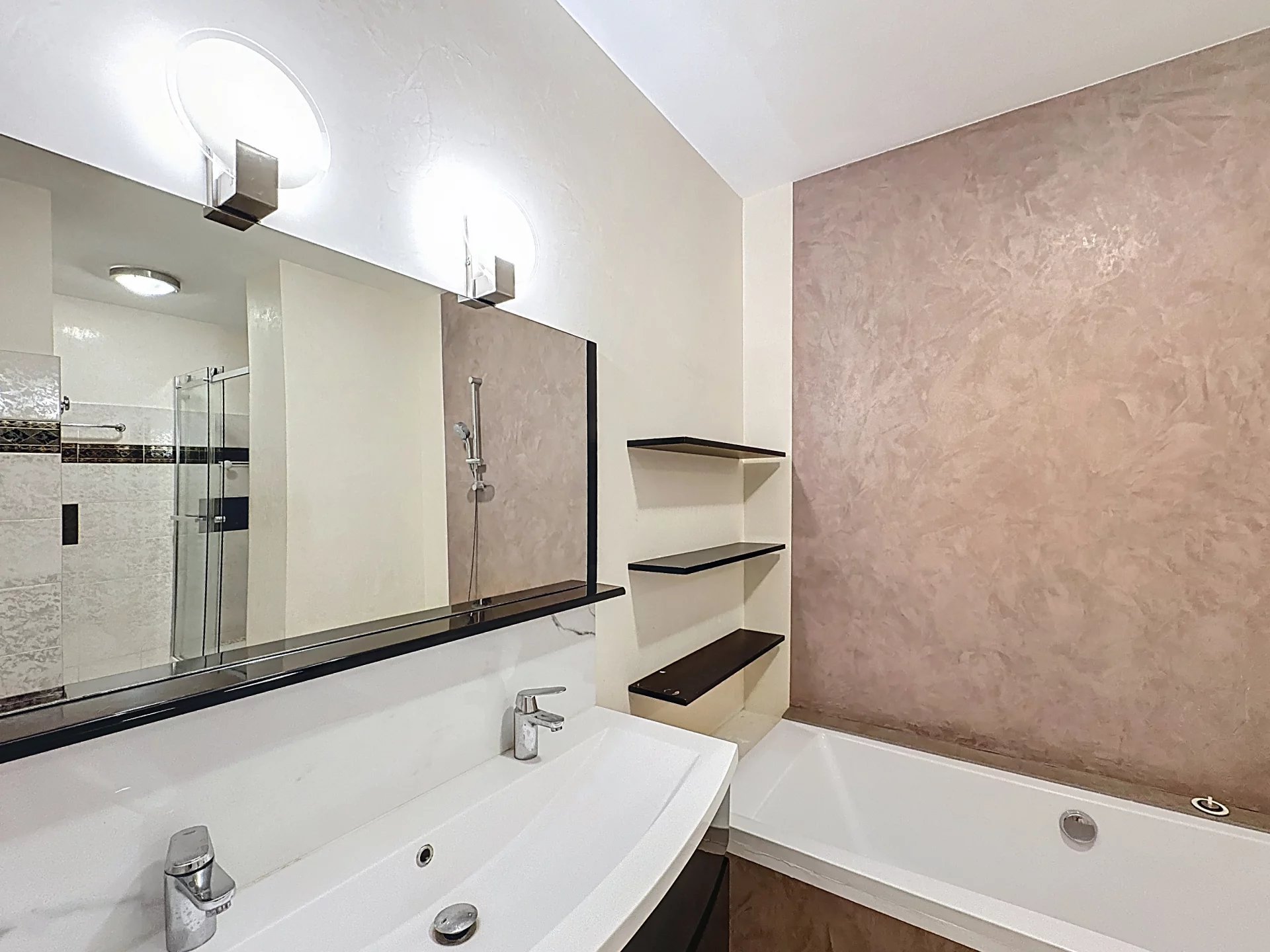 CANNES | Forville Market | Spacious South-Facing 4-room Apartment – Image 4