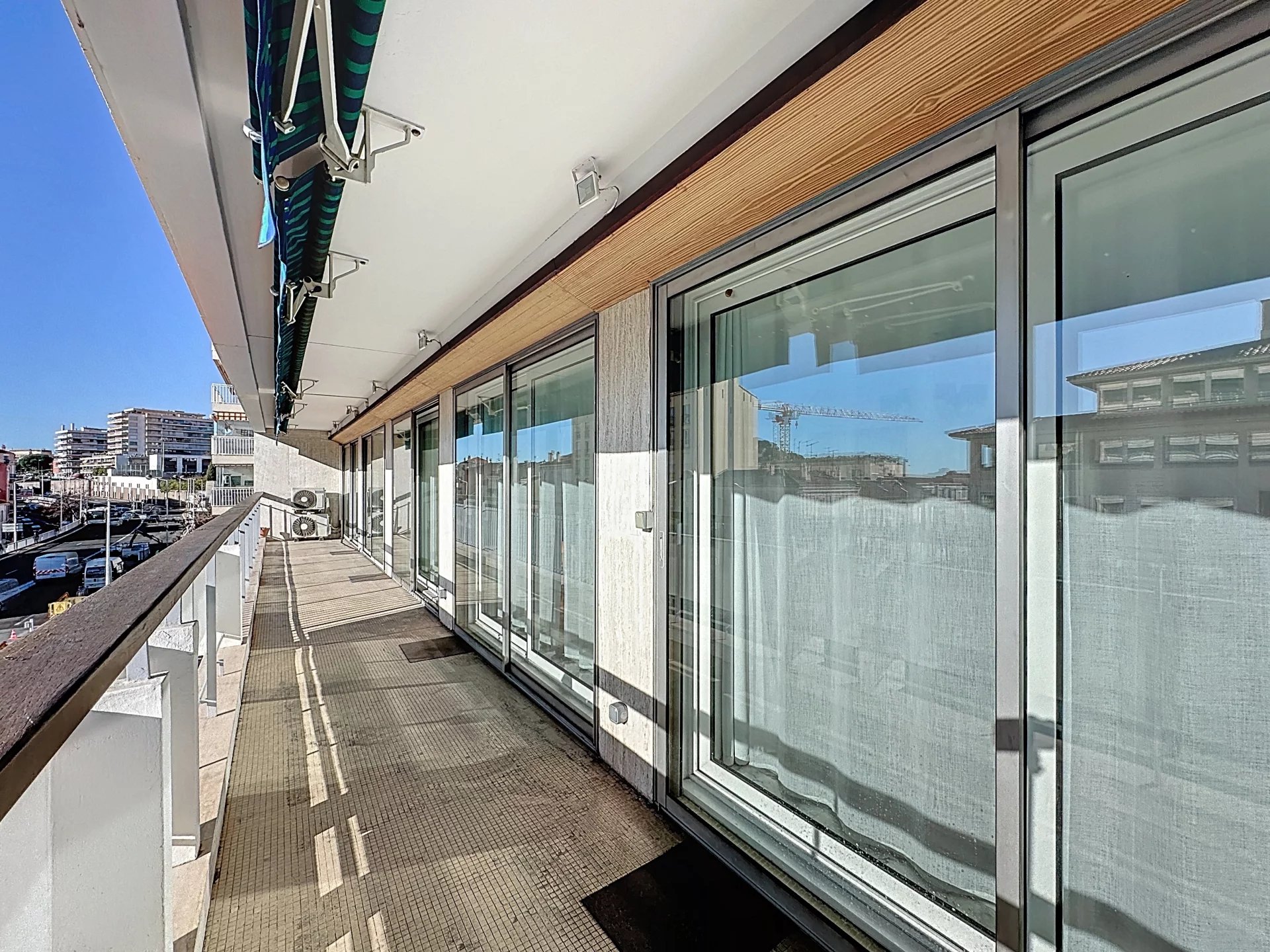 CANNES | Forville Market | Spacious South-Facing 4-room Apartment – Image 2