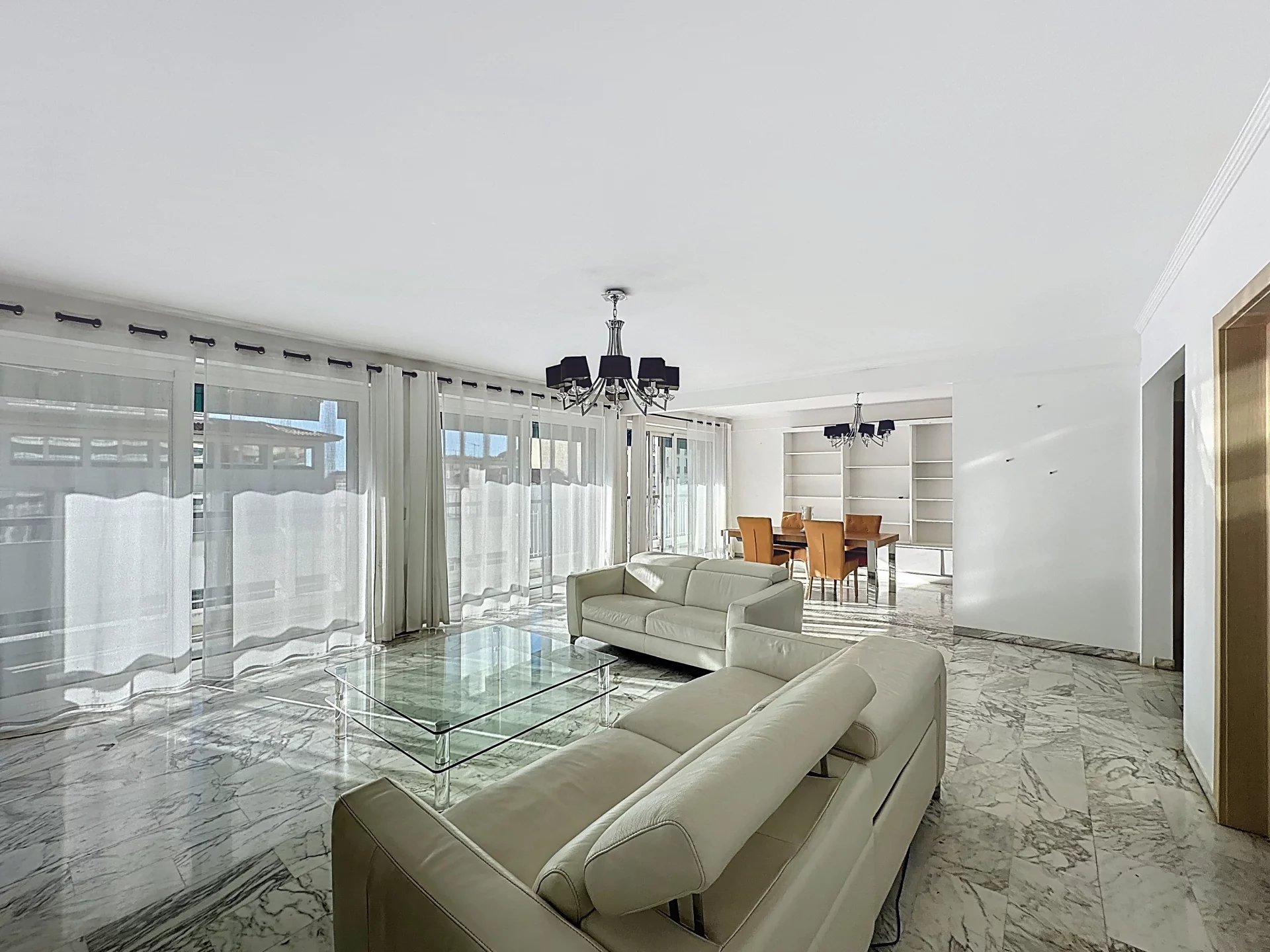 CANNES | Forville Market | Spacious South-Facing 4-room Apartment – Image 16