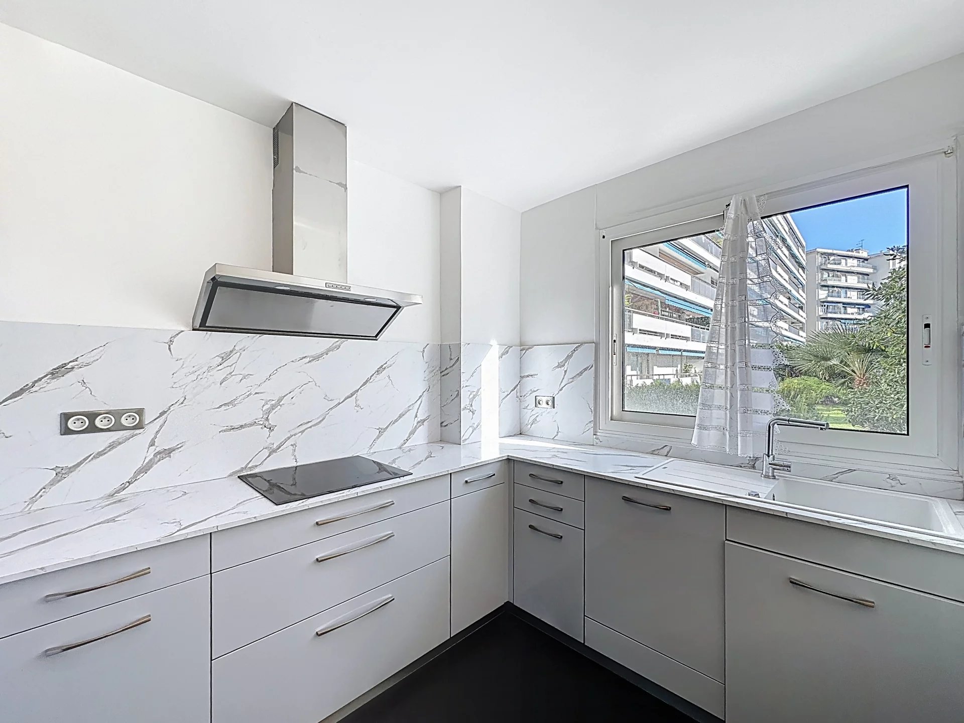 CANNES | Forville Market | Spacious South-Facing 4-room Apartment – Image 13