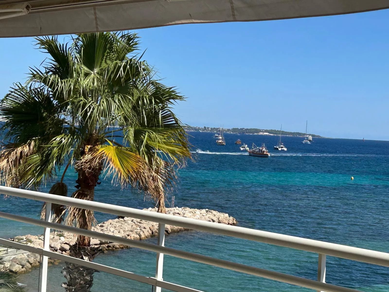 CANNES | Palm Beach | Moure Rouge | 4-room 118m2 Apartment with Terrace 28m2 | Seafront | Parking