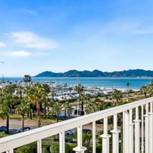 CANNES | Croisette | 3-room 100m2 Sea view renovated apartment | Terrace | Garage
